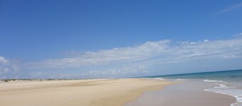 LĂ€genhet vid stranden i villa med inomhus- och utomhuspooler.