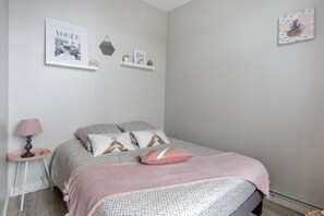 1 chambre, fer et planche à repasser, accès Internet, draps fournis