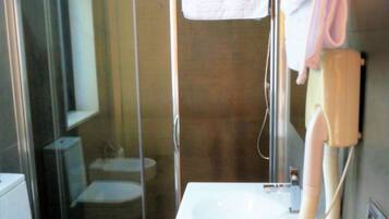 Shower, rainfall showerhead, free toiletries, hair dryer