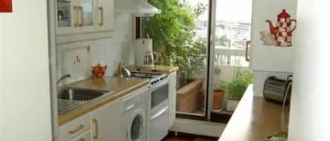 Frigorífico, microondas, horno y placa de cocina