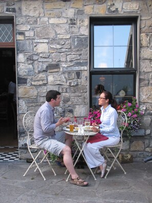 Outdoor dining - Delightful village retreat in the heart of Multyfarnham - 1 hour from Dublin (Mullingar)