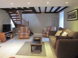 TV, DVD player, books - Delightful village retreat in the heart of Multyfarnham - 1 hour from Dublin (Mullingar)