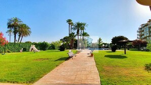 A pathway leading to a building with a clear sky. - Apartment 200 meters from the beach next to the to (Denia)