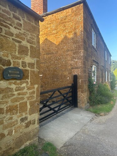 Cosy Period Cottage In Unspoilt Village On The Edge Of The Cotswolds