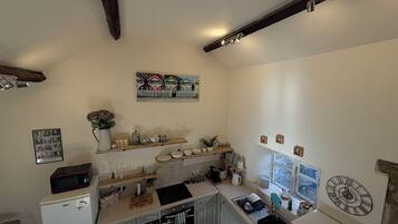Coffee/tea maker, fridge, microwave, oven