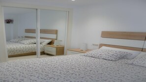 2 makuuhuonetta, tallelokero huoneessa, silitysrauta/-lauta