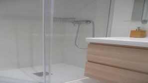 Een douche, een haardroger, handdoeken