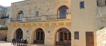 Kauniisti kunnostettu maalaistalo Alpeilla