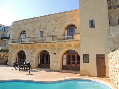 Beautifully Farmhouse With Private Pool