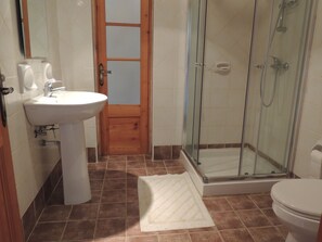 Combined shower/bathtub, towels, soap