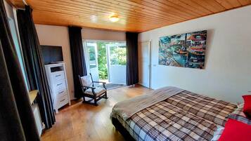 4 slaapkamers, een strijkplank/strijkijzer, reisbedje, gratis wifi