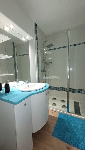 Dutxa, assecador de cabells, tovalloles i sabó 