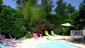 A swimming pool with lounge chairs and a garden area. - house / villa - 3 rooms - 6 persons (Pont-Saint-Esprit)