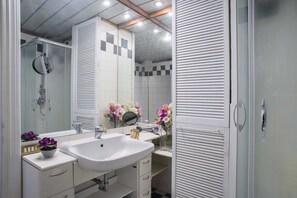 Shower, hair dryer, bidet, towels - Unforgettable 'Roman Holidays' on foot between monuments and fountains - free WiFi (Roma)