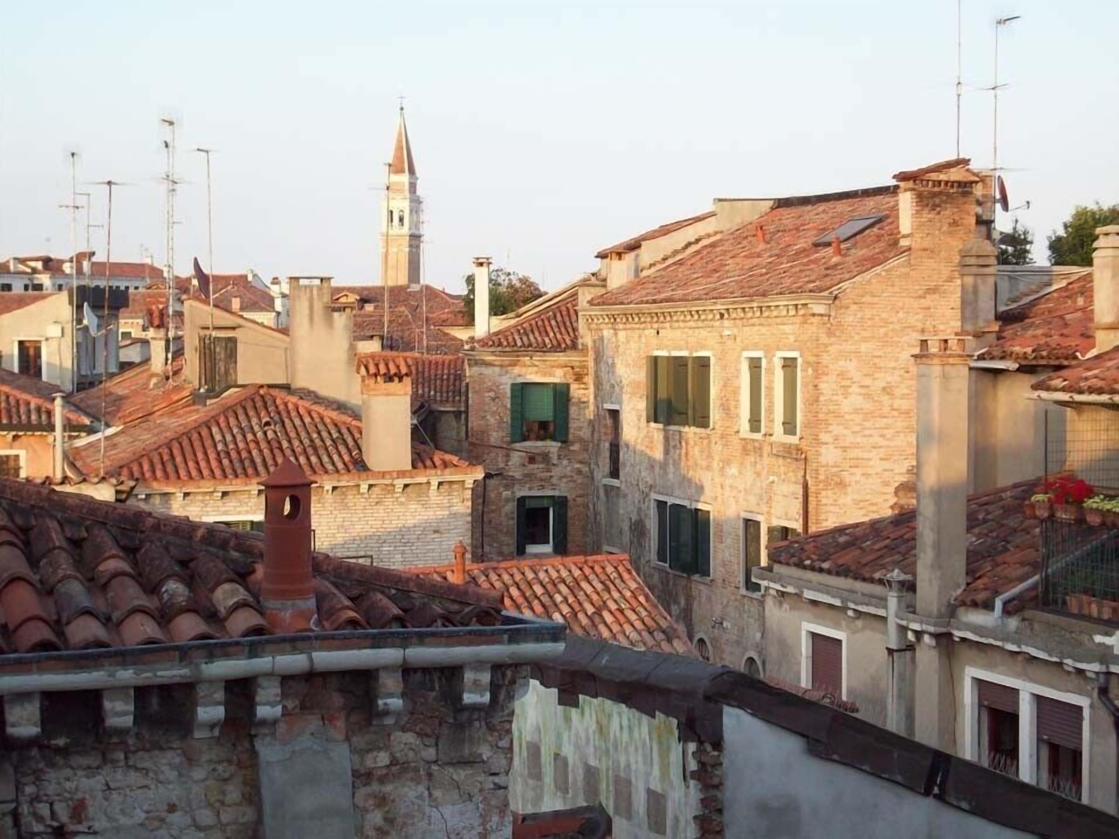 Ruskin House, a bright and romantic attic above the rooftops of Venice