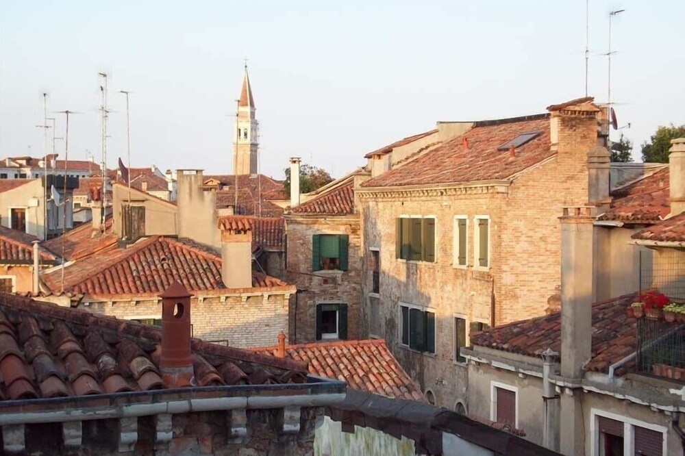 Ruskin House, a bright and romantic attic above the rooftops of Venice
