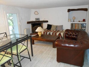 Téléviseur, foyer, lecteur de DVD, table de ping-pong