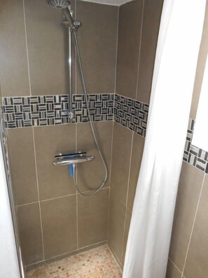 Douche, sèche-cheveux, serviettes fournies