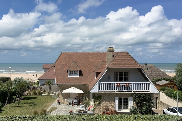 Maison avec grand jardin fleuri sur la plage de Deauville-Bénerville