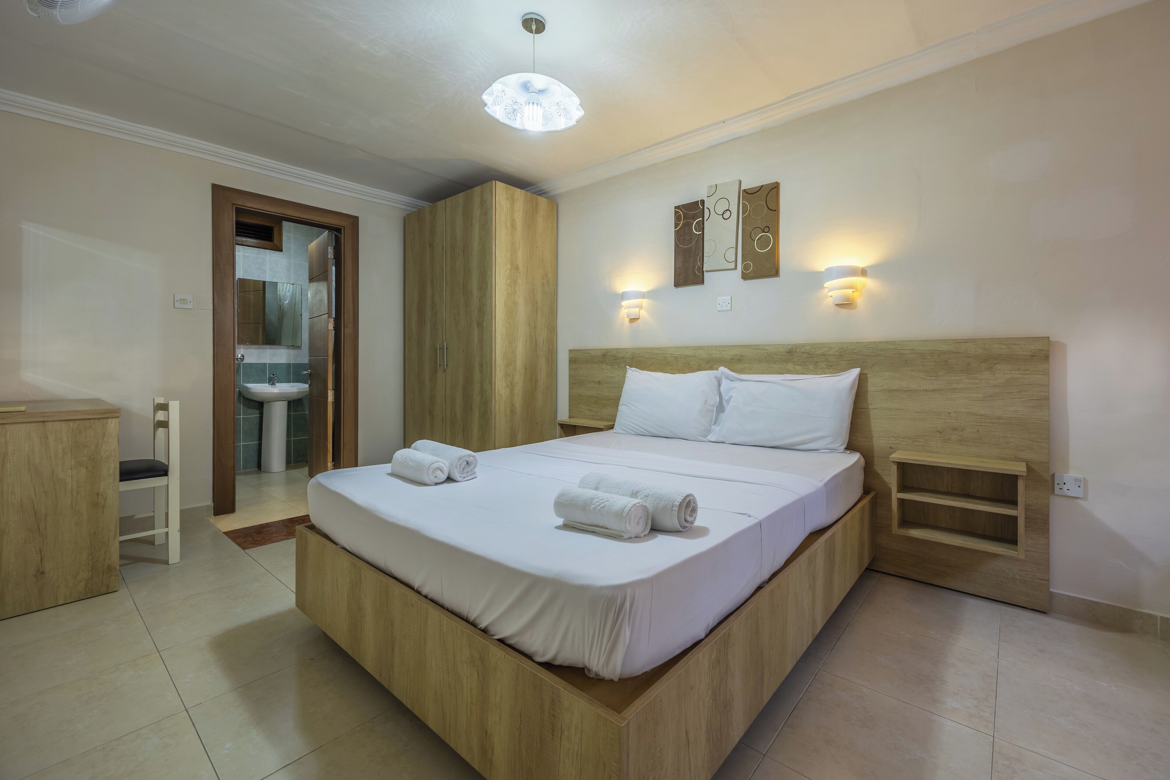 2 多间卧室、客房内保险箱、熨斗/熨衣板、免费 WiFi