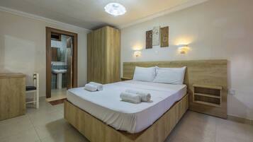 2 bedrooms, in-room safe, iron/ironing board, free WiFi