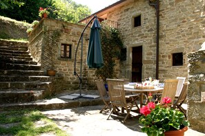 Outdoor dining - Family friendly Tuscan Villa ,private Pool, garden, stunning lake & hill views . (Caprese Michelangelo)