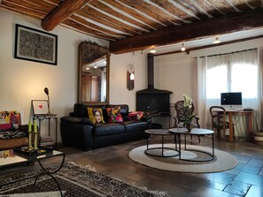 Fernseher, Kamin, DVD-Player, Bücher