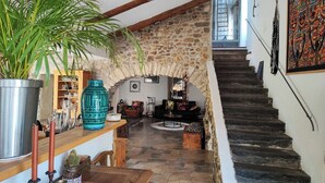 A stone archway leading to a living room with a staircase. - Mansion - Massillargues Attuech (Massillargues-Attuech)