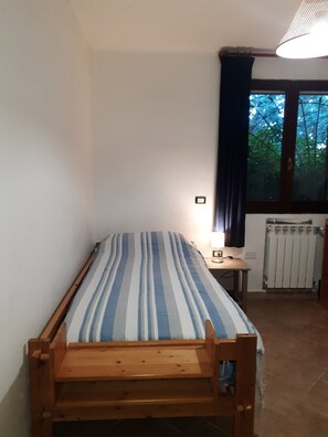 4 bedrooms, desk, iron/ironing board, travel cot