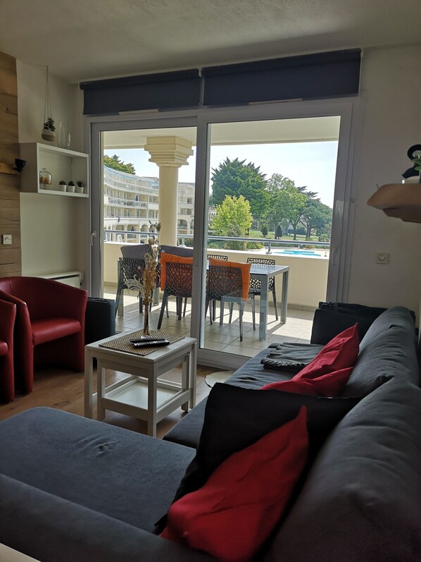 Fernseher, Tischtennisplatte