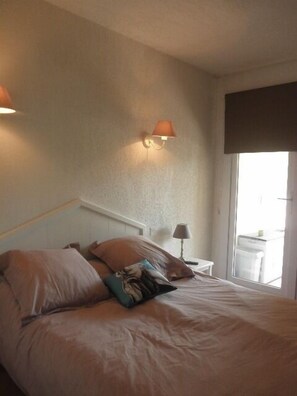 2 makuuhuonetta, silitysrauta/-lauta, vauvan matkasänky, ilmainen Wi-Fi