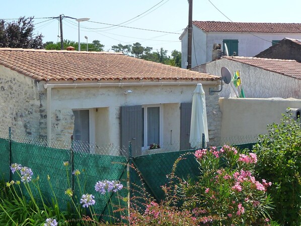 A house with a tiled roof, a fenced garden, and flowering plants. - studio - ST PIERRE D OLERON (Saint-Pierre-D'oléron)