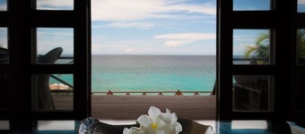 Stranden med stråtrekke kreolsk villa utrolig havutsikt