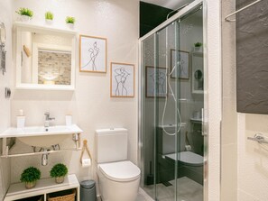 Bathtub, hair dryer, towels - Cozy house with private terrace Sagrada Familia (Barcelona)