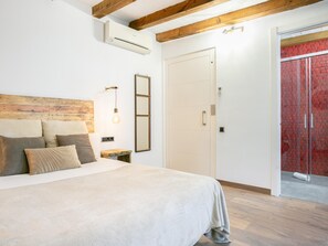 4 bedrooms, iron/ironing board, free Internet, bed sheets
