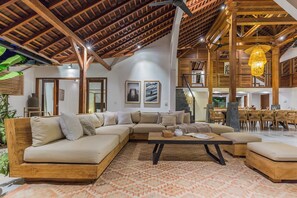 Smart TV, DVD player, books, stereo