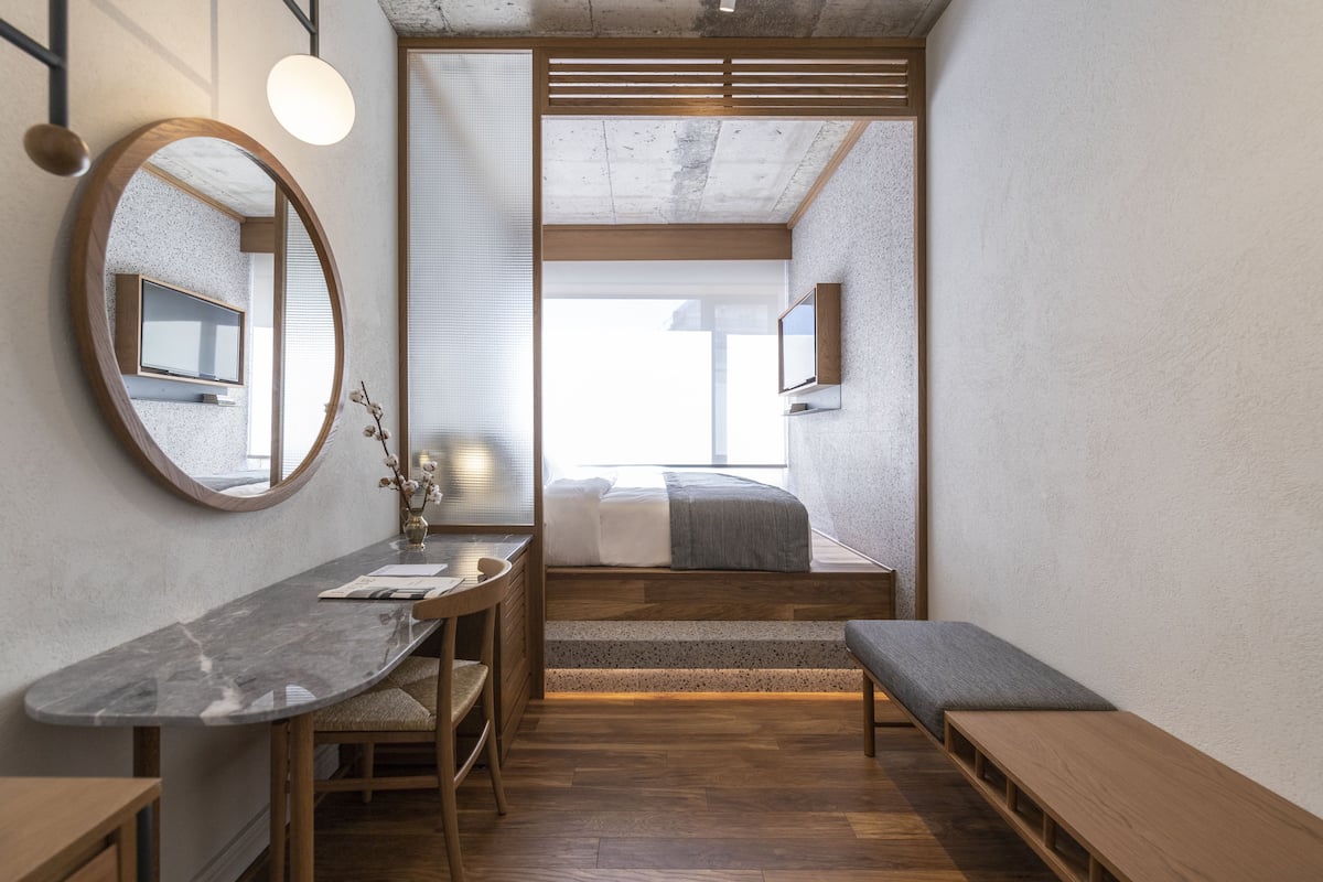 Small | Luxe beddengoed, een kluis op de kamer, een bureau, een laptopwerkplek
