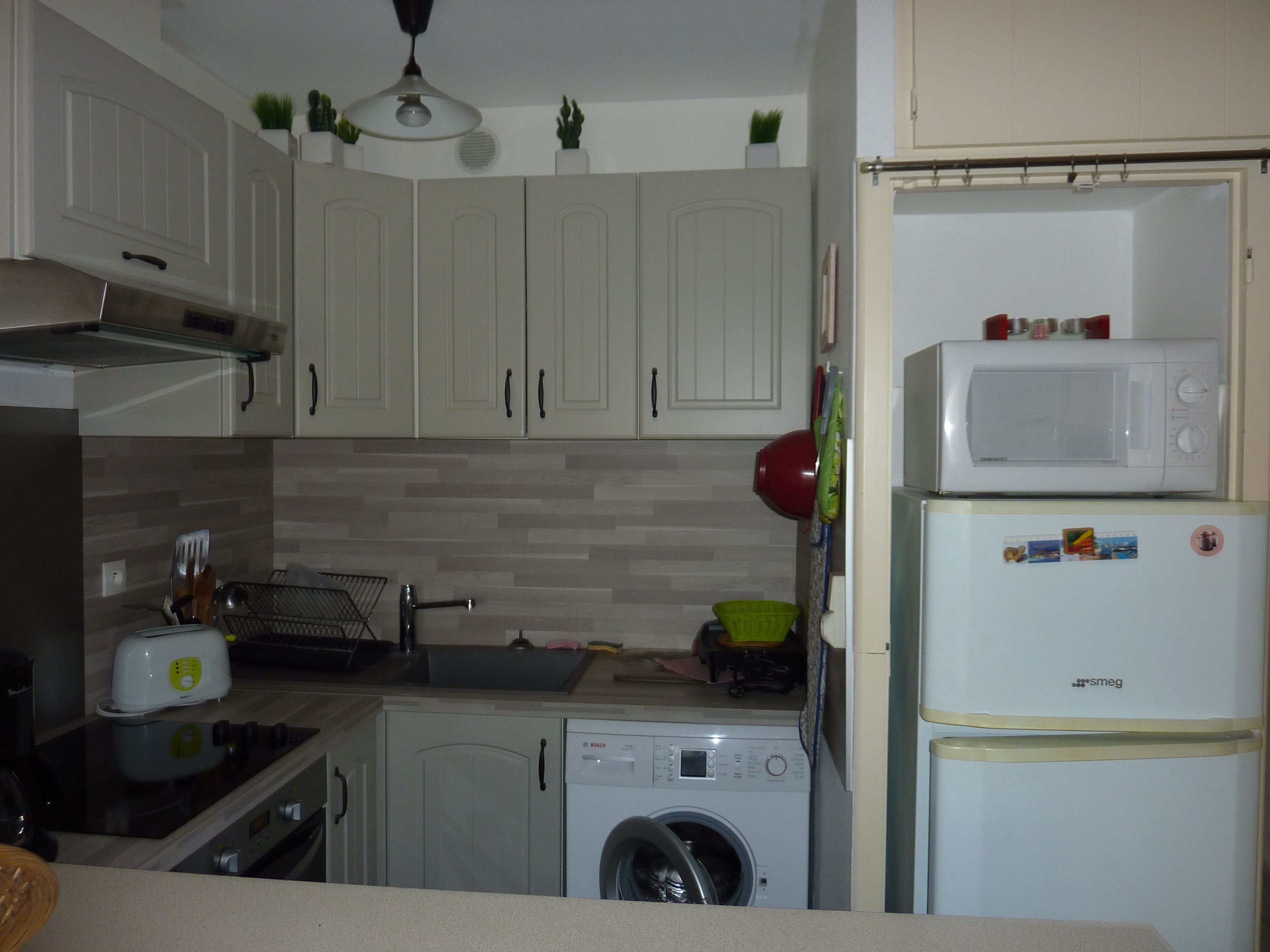 Studio with sea view balcony for 4 pers. quiet with swimming pool, parking and cellar