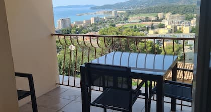 Estudio con balcón con vistas al mar para 4 pers. tranquilo con piscina, parking y bodega