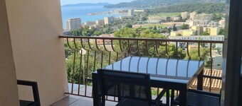 Studio with sea view balcony for 4 pers. quiet with swimming pool, parking and cellar