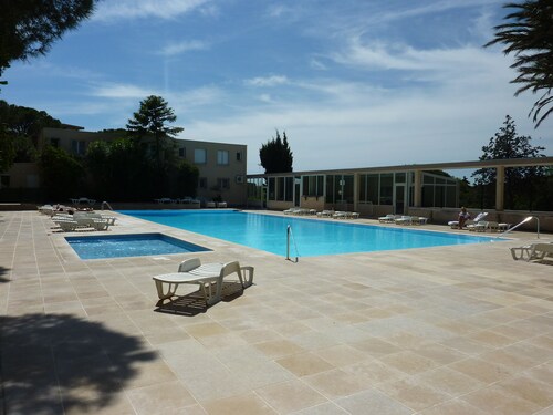 Studio with sea view balcony for 4 pers. quiet with swimming pool, parking and cellar