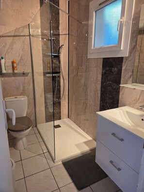 Douche, sèche-cheveux, serviettes fournies, savon