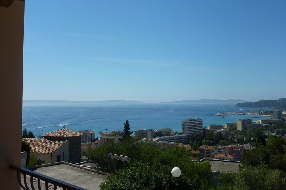 Studio with sea view balcony for 4 pers. quiet with swimming pool, parking and cellar