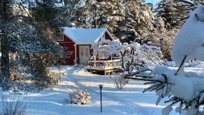 Exterior - A cozy traditional seaside cottage for 2+child. Sauna, use of hot tub & row boat (Loviisa)