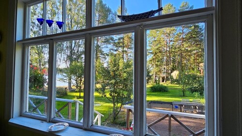 A cozy traditional seaside cottage for 2+child. Sauna, use of hot tub & row boat