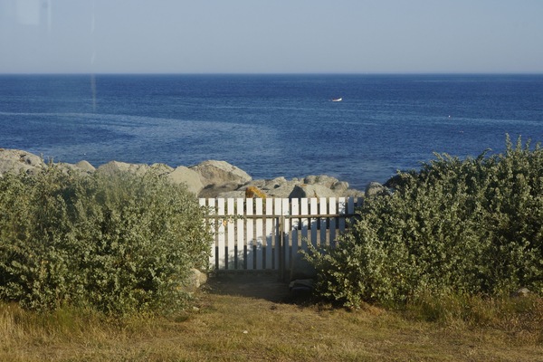 Sea view from the rental & direct access to the sea
