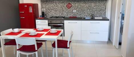 Réfrigérateur, four, plaque de cuisson, lave-vaisselle