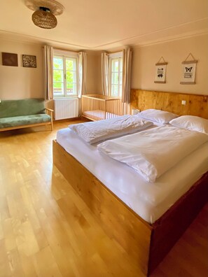 3 habitaciones, tabla de planchar con plancha y cuna de viaje 