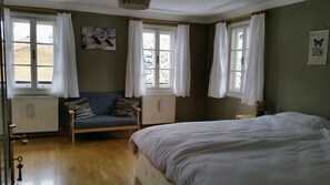 3 quartos, ferros/tábuas de passar roupa, berço de viagem
