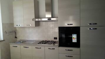 Fridge, oven, stovetop, coffee/tea maker